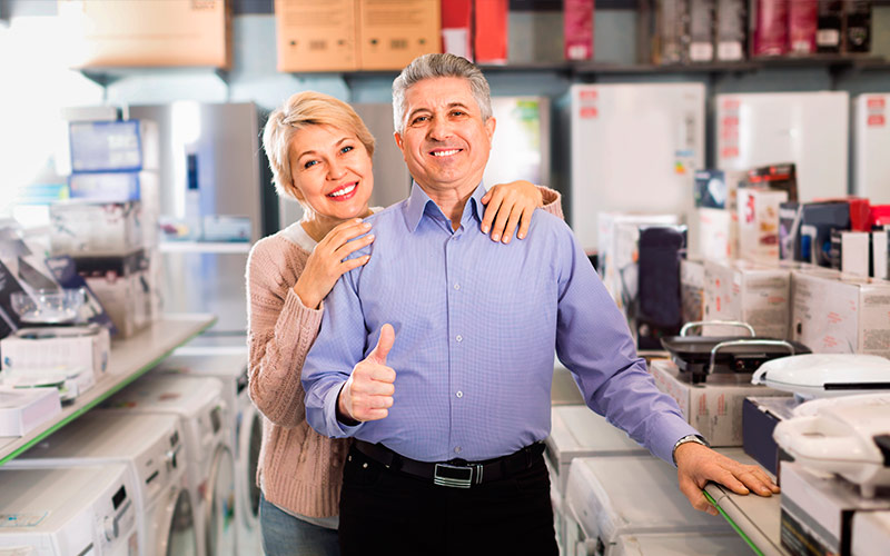 pareja de adultos mayores felices